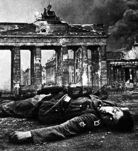 Allemagne-Berlin-Defaite-1945-1.jpg