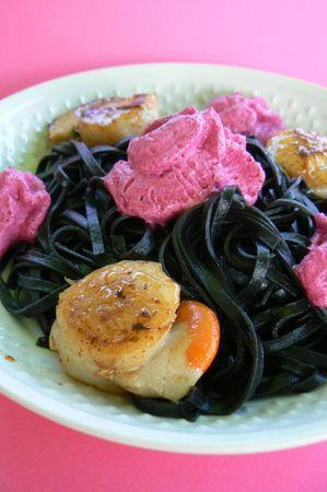 Pâtes noires et roses aux St Jacques P1130137