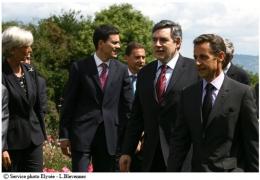 Rocard va à la soupe, la crise s'aggrave, Sarkozy plane