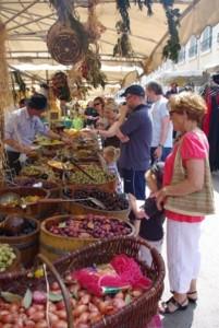 Mamily et Tom font leur sélection d olives pour l apéritif de midi