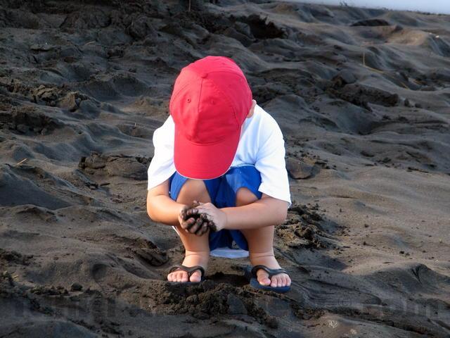 Enfant jouant dans le sable