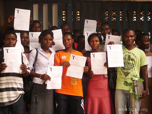 Le Tour du Boz en 80 ans au Togo : groupe d'étudiants avec leurs réponses au questionnaire