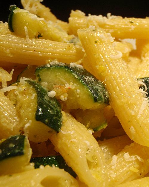 Pâtes courgette et pignons, un peu comme un pesto…