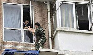 Il suspend son bébé dans le vide depuis le 8ème étage.