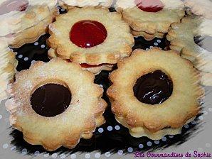 Petits sablés vanillés fourrés à la fraise ou au chocolat