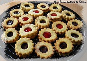 Petits sablés vanillés fourrés à la fraise ou au chocolat