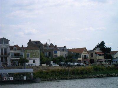 le long du fleuve qui remonte