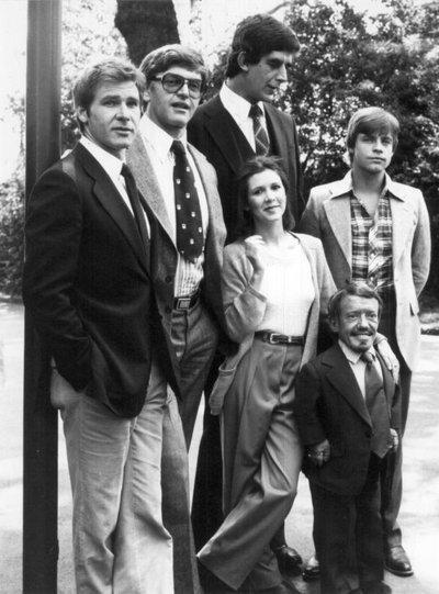Han Solo, Darth Vader, Chewbacca, Leïa, Luke Skywalker et R2-D2 en civil.
(merci @francbelge)