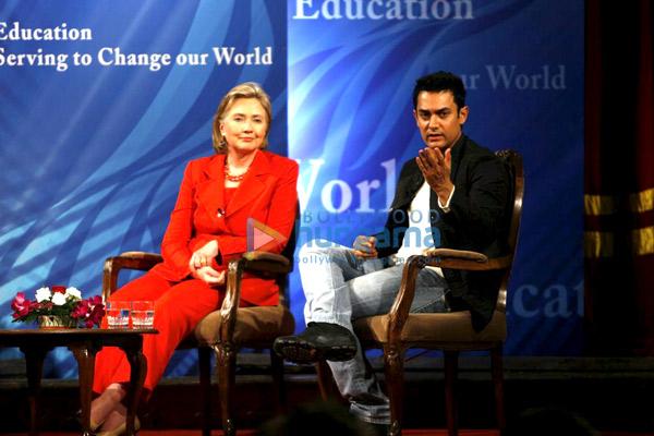 Aamir Khan rencontre Hilary Clinton pour parler d'éducation.