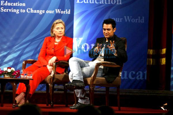 Aamir Khan rencontre Hilary Clinton pour parler d'éducation.