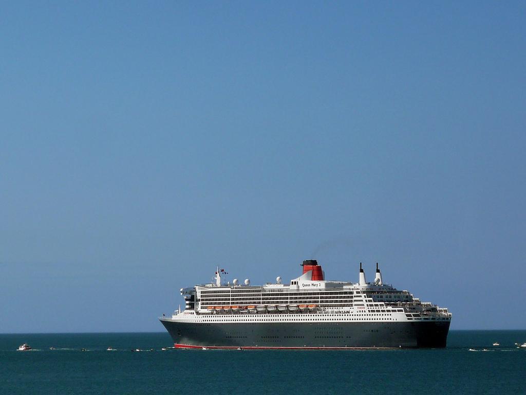 Le Queen Mary 2 à Cherbourg (1030)