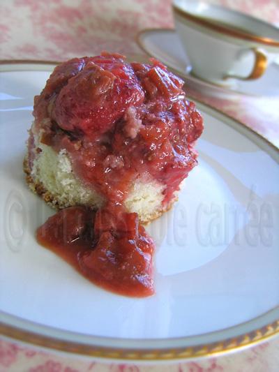 Gâteau Jeannette renversé, fraises et rhubarbe