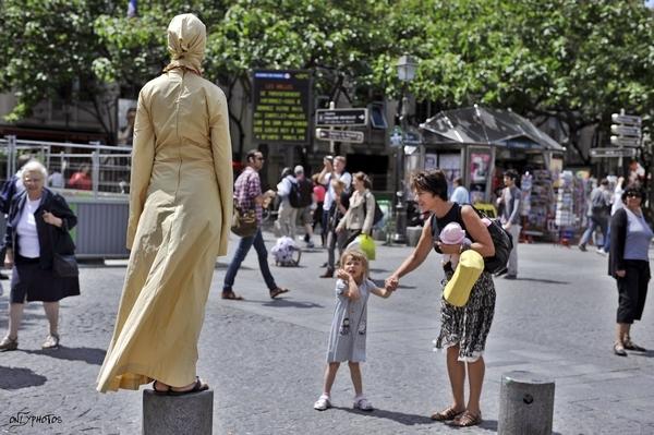 Artistes de Rue. Parvis de Beaubourg et Notre-Dame. Paris.