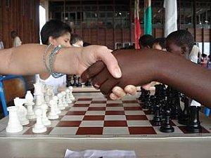 250 enfants jouent aux échecs en Guyane