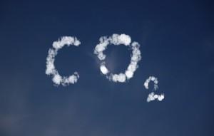 CO2 écrit en nuage dans le ciel