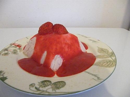 Bavarois aux fraises au coulis de framboises