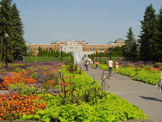 Montreal Botanical Gardens (Jardin Botanique de Montreal) : the entrance to the Botanical gardens 