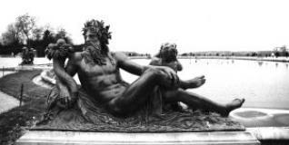 Intrigues à Versailles, Adrien Goetz : Fastes et fontaines