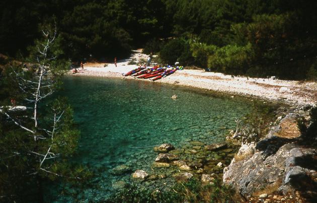 croatie-kayaks-sur-plage-de-bratza.1247822686.jpg