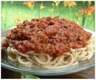 Sauce à spaghetti à la tomate et à la saucisse de Liza Frulla
