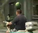 vidéo scooter pastèque homme tête