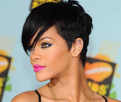La coupe courte de Rihanna avec la grosse frange devant: je la veux!