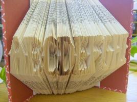 Quand les vieux livres se transforment en oeuvres plastiques