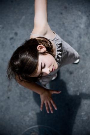Anti-gravity girl (portrait photographique)