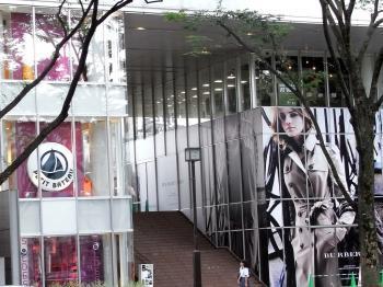 Emma Watson s'affiche sur les façades de Burberry