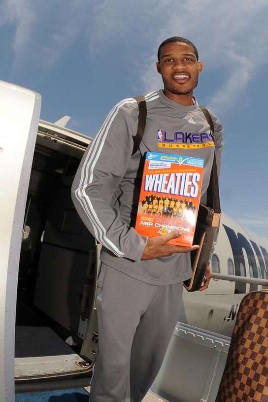 http://lakers.topbuzz.com/gallery/d/270585-2/Trevor+Ariza+holds+the+Lakers+2009+Champions+Wheaties+box+as+he+gets+out+of+the+plane.jpg