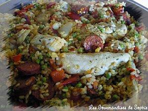 Paella au poulet, poisson, et chorizo