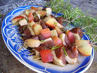 Brochettes de magret de canard à la pêche et au romarin