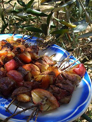Brochettes de magret de canard à la pêche et au romarin