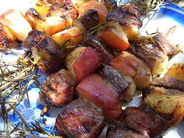 Brochettes de magret de canard à la pêche et au romarin