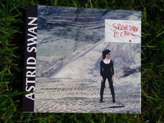 2008 - Astrid Swan - Spartan Picnic - Reviews - Chronique d'un album qui ne manque pas de caractère et de punch