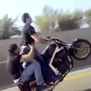 Des fous en moto sur l'autoroute