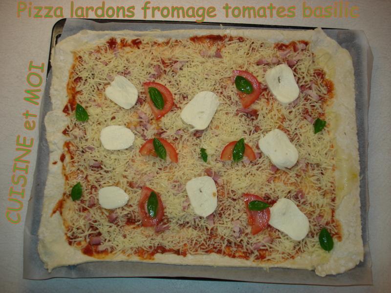 Pizza lardons tomates fromage basilic