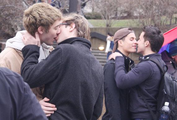 Des kiss-in contre l'homophobie partout en France grâce à Facebook !