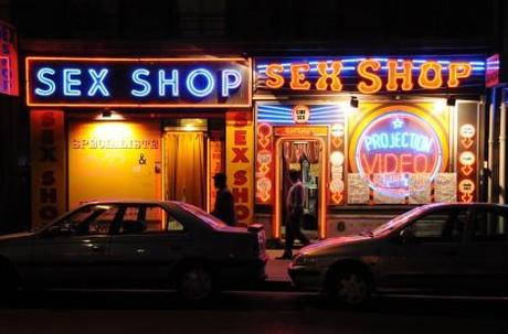 La vitrine de deux sex shops à Paris (Diego Cupulo/Flickr)