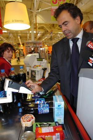 Luc Chatel achète son cartable en bonne compagnie.