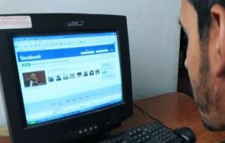 Une internaute porte plainte contre Facebook