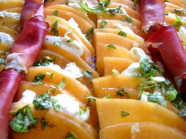 Carpaccio de Melon, Mozzarella, Basilic et Jambon Cru