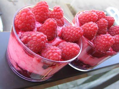 Mousse de framboises au coulis de violette selon Mamina