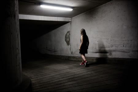 A bit like Alice - Tumbling down the rabbit hole (photographie conceptuelle)