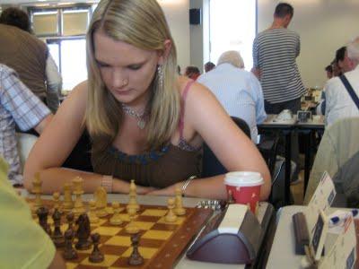 La joueuse anglaise Sarah Hagerty joue l'Open © Chess & Strategy 