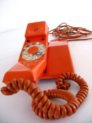 Contempra téléphone au design futuriste des années 70