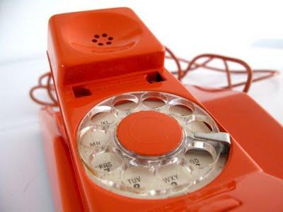 Contempra téléphone au design futuriste des années 70
