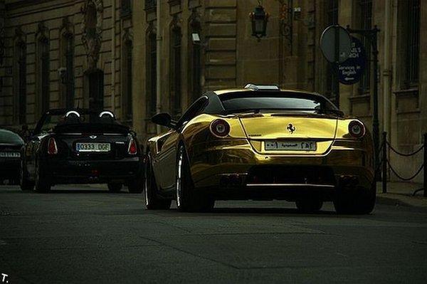 Une Ferrari peinte en or