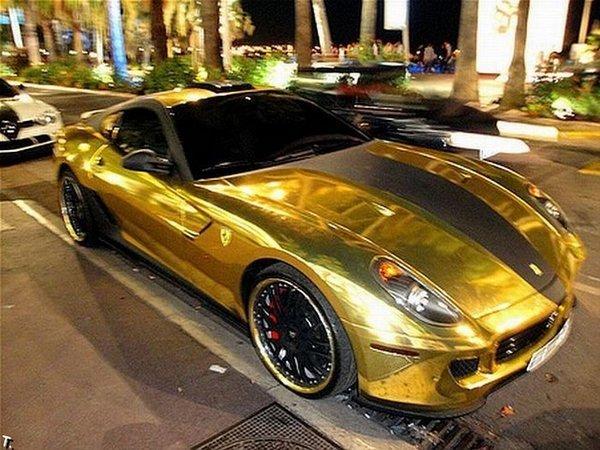 Une Ferrari peinte en or