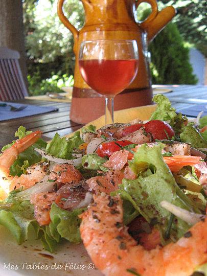 Déjeuner en terrasse, salade marine